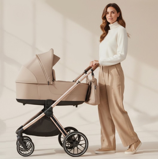 Wielofunkcyjne wózki Adamex, modelka prezentuje beżowy model Bianco.